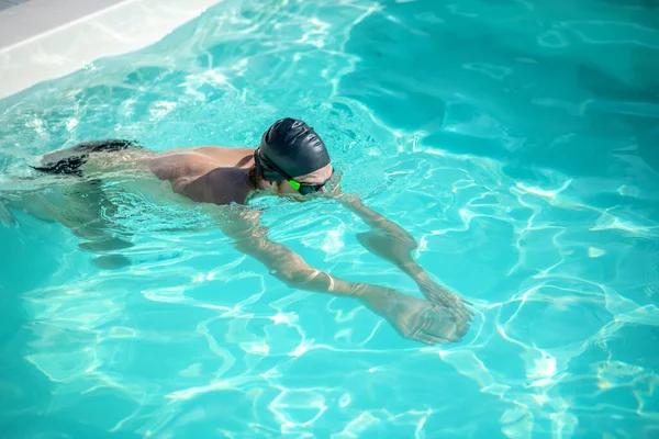 Άντρας κολυμβητής κοντά στην πισίνα αρχίζει να κολυμπά — Φωτογραφία Αρχείου