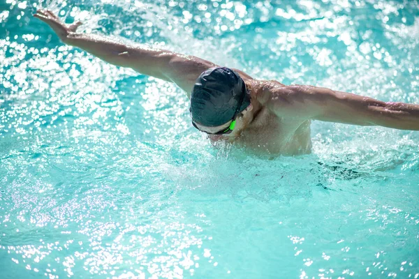 Homem em touca de natação tendo um treino na piscina — Fotografia de Stock