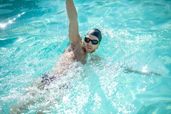 Swimmer on her side, arm raised straight up — Stock Photo, Image