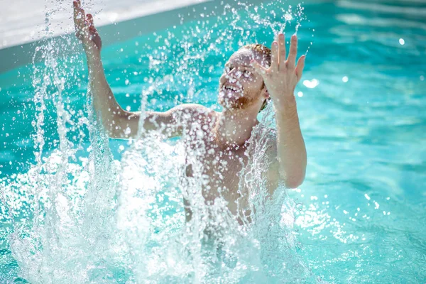 Homem na piscina regozijando-se em água salpicante — Fotografia de Stock