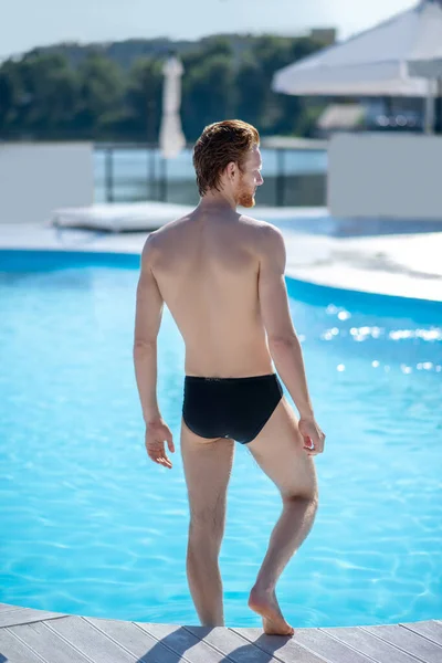 Un sportiv cu spatele la camera care intră în piscină — Fotografie, imagine de stoc