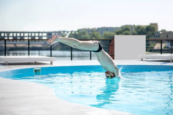 Homme en train de plonger dans la piscine — Photo