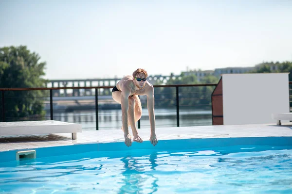 L'homme se prépare à sauter dans l'eau — Photo