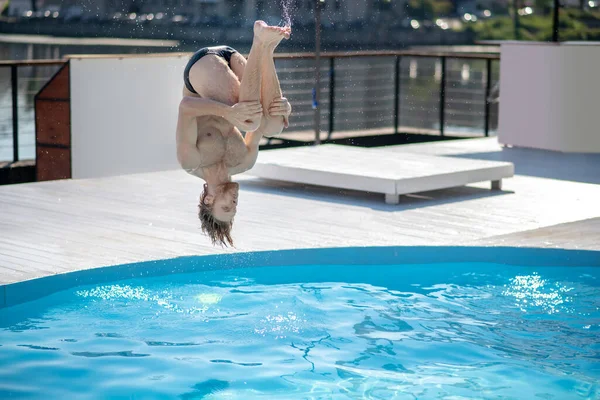 Nageur mâle volant dans l'eau à l'envers — Photo