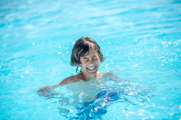Junge im Wasser lächelt mit geschlossenen Augen — Stockfoto