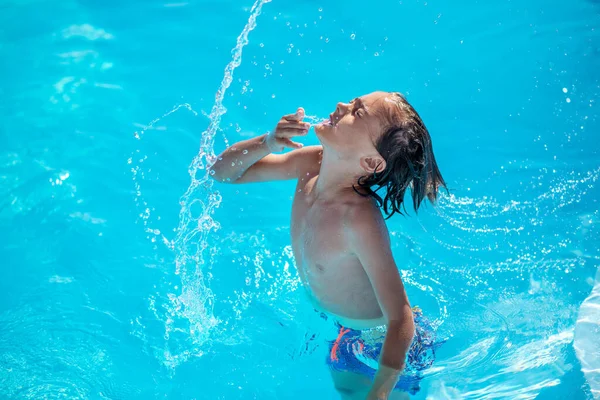 Rapaz de cintura profunda na água, jogando a cabeça para trás — Fotografia de Stock