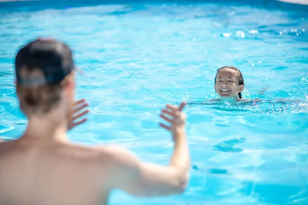 Instrutor costas e natação menino na piscina — Fotografia de Stock