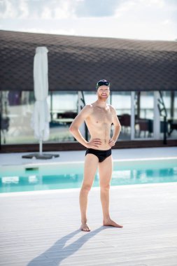 Mayolu bir adam çıplak ayakla el ele tutuşuyor.