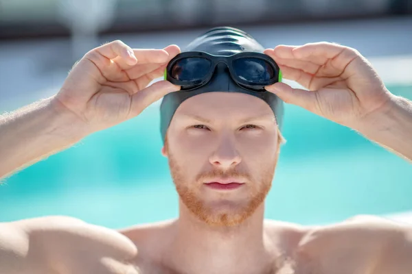 Confident man in swimming cap and glasses on head — Stock Photo, Image