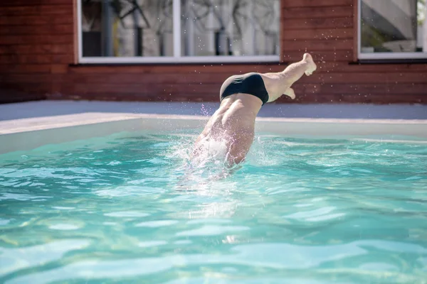 Homme en train de plonger dans la piscine — Photo