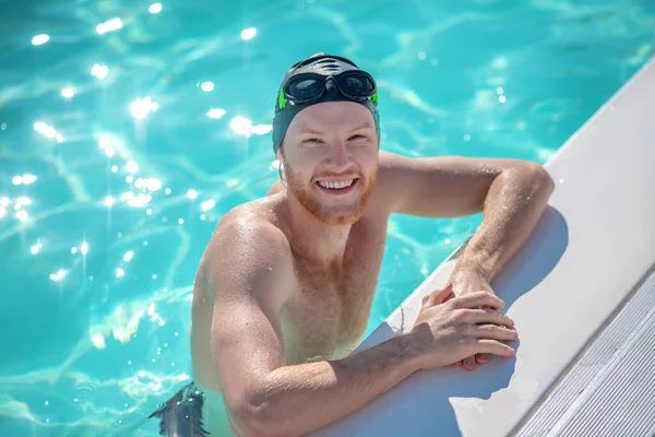Homem feliz na touca de natação na água na piscina — Fotografia de Stock