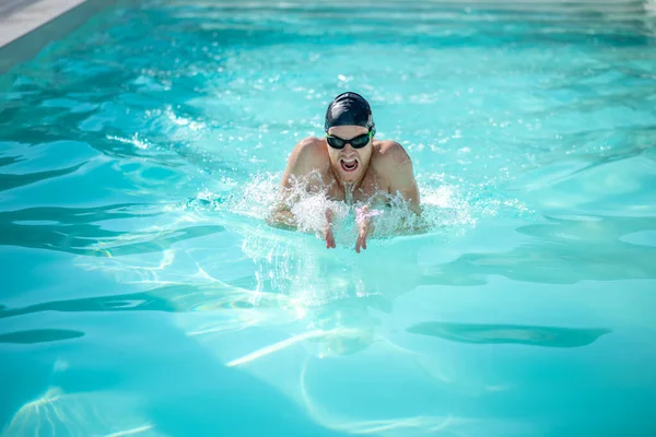 Schwimmer mit offenem Mund im Wasser im Becken — Stockfoto