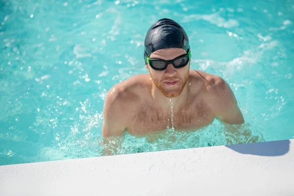 Zwemmende man in het water in het zwembad — Stockfoto