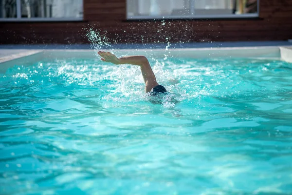 Swimmer swimming in the pool head underwater — Stock Photo, Image