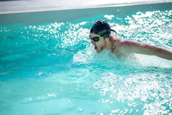 Zwemmer in water tijdens diepe ademhaling en peddelen — Stockfoto