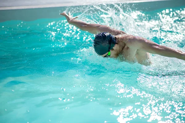 स्विमिंग पूलमध्ये पोहताना पोहणारा — स्टॉक फोटो, इमेज