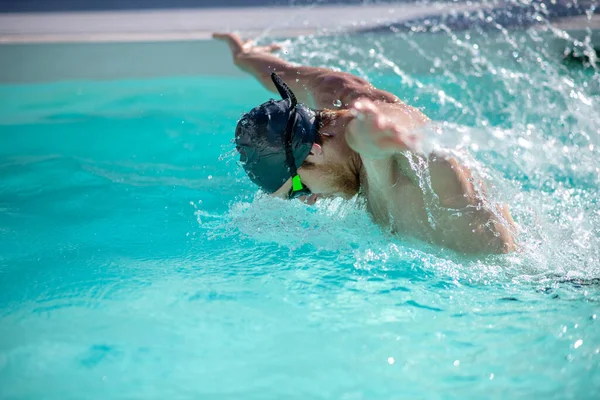 Zwemmer gooit handen uit het water — Stockfoto