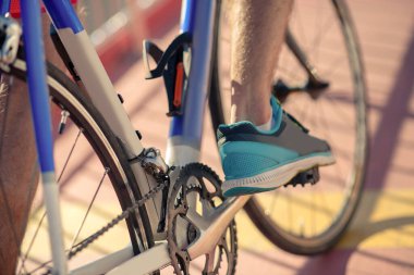 Bisiklet tekerleri bisikletçilerin ayakları tarafından itiliyor.