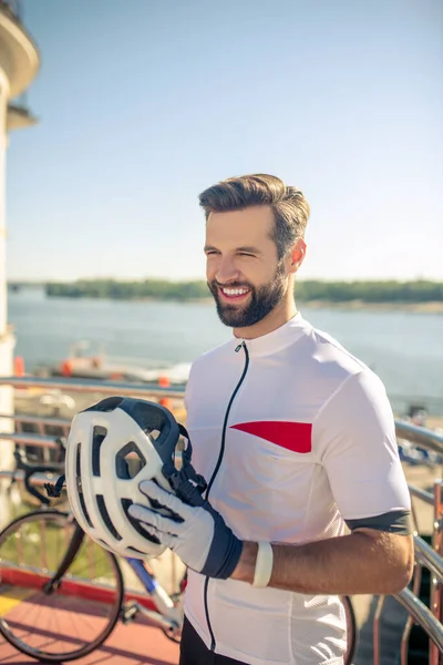Счастливый человек с велосипедным шлемом в руках — стоковое фото