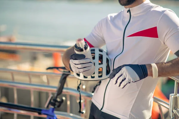 Cyclist with water bottle and helmet, no face — Stock Photo, Image