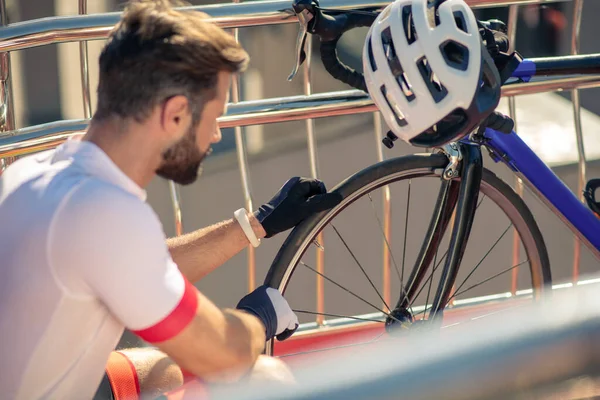 Крупный план велосипедиста-мужчины возле колеса — стоковое фото