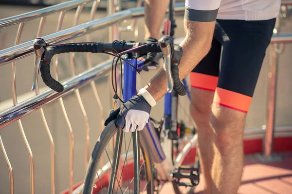 Руки велосипедиста в перчатках, сжимающих колесо — стоковое фото