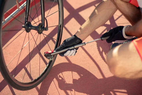 Direksiyona yakın spor eldivenleriyle erkek elleri pompala.