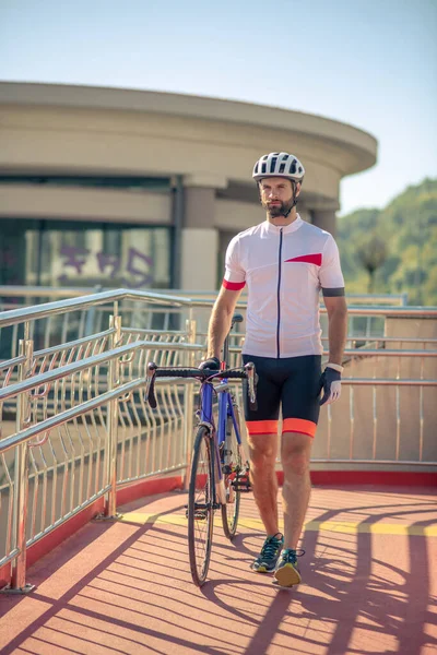 Ciclista masculino exitoso seguro que camina con bicicleta — Foto de Stock