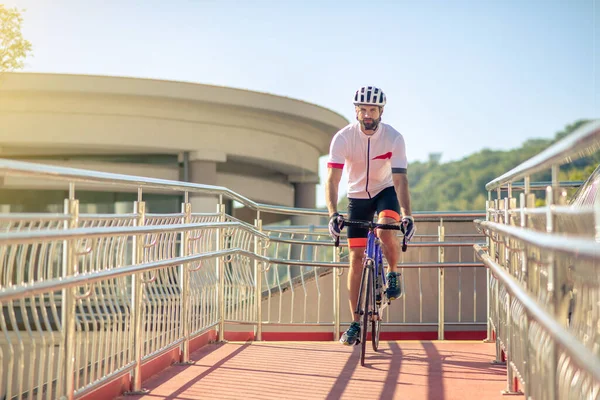 Ciclista masculino en bicicleta de buen humor — Foto de Stock