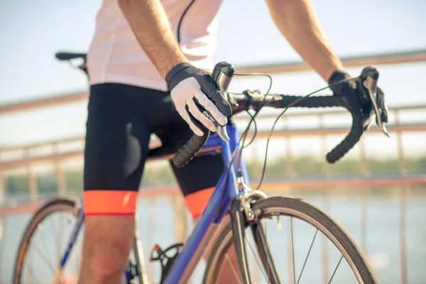 Ciclista masculino en bicicleta, sin rostro visible — Foto de Stock