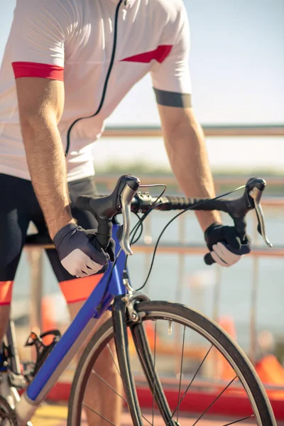 Ciclista en bicicleta sin movimiento sin rostro — Foto de Stock