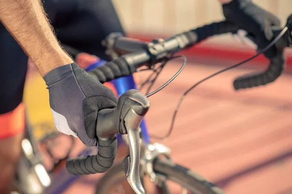 Primer plano del manillar de la bicicleta y las manos masculinas — Foto de Stock