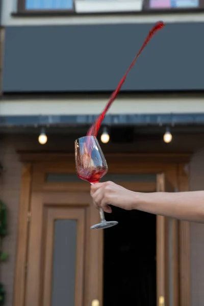 Крупный план руки с бокалом красного вина — стоковое фото