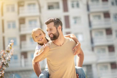 Baba ve kızı birlikte vakit geçiriyorlar ve neşeli görünüyorlar.
