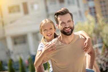 Baba ve kızı birlikte vakit geçiriyorlar ve mutlu görünüyorlar.