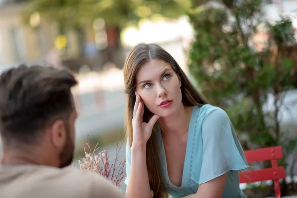 Triste pareja sentada en la cafetería al aire libre, teniendo malentendidos — Foto de Stock