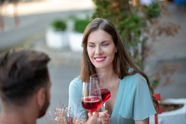 Barbudo macho y hembra sentado en la cafetería al aire libre, beber vino — Foto de Stock