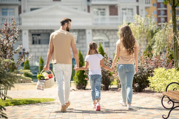 Genç ve güzel bir aile yürüyor ve aktif görünüyor. — Stok fotoğraf