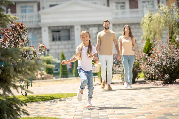 Familia joven yendo de picnic y sintiéndose feliz — Foto de Stock