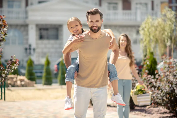 Vacker ung familj promenader och ser glad — Stockfoto