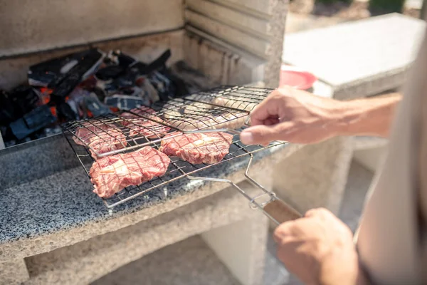 Imagem de perto de carne grelhada com um aspecto delicioso — Fotografia de Stock