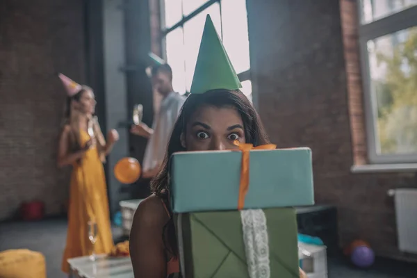 Mujer sosteniendo cajas con sus regalos de cumpleaños —  Fotos de Stock