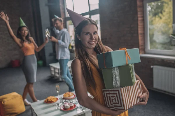Žena dostává dárky během své narozeninové párty — Stock fotografie