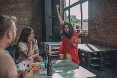 Duygusal kadın karmaşık kart oyunlarını kazanmaktan zevk alıyor