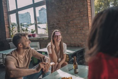 Yapışkan notlarla tahmin oyunu oynayan kadın