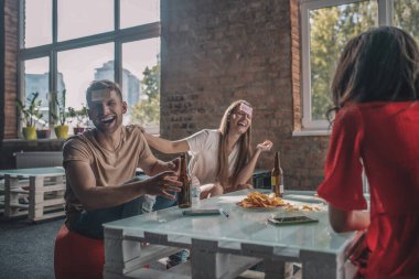 Bir güverte oyunu oynarken arkadaşlar eğleniyor