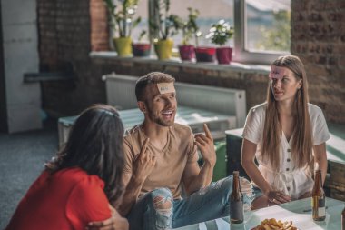 Alnında yapışkan bir not olan bir adam