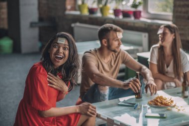Arkadaşlar partide yapışkan akıl oyunu oynuyorlar.