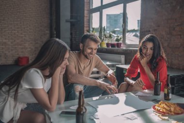 Sofistike bir masa oyunu oynayan ilgilenen arkadaşlar