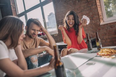 Birlikte eğlenceli bir masa oyunu oynayan arkadaşlarla.